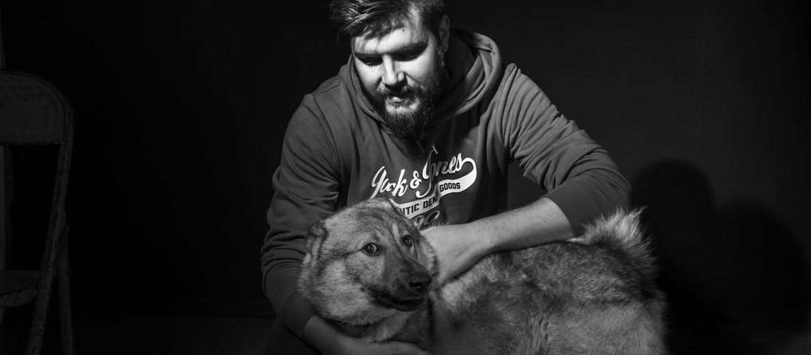 Bildet viser Tor Andre Thoner Ødegård med hunden sin