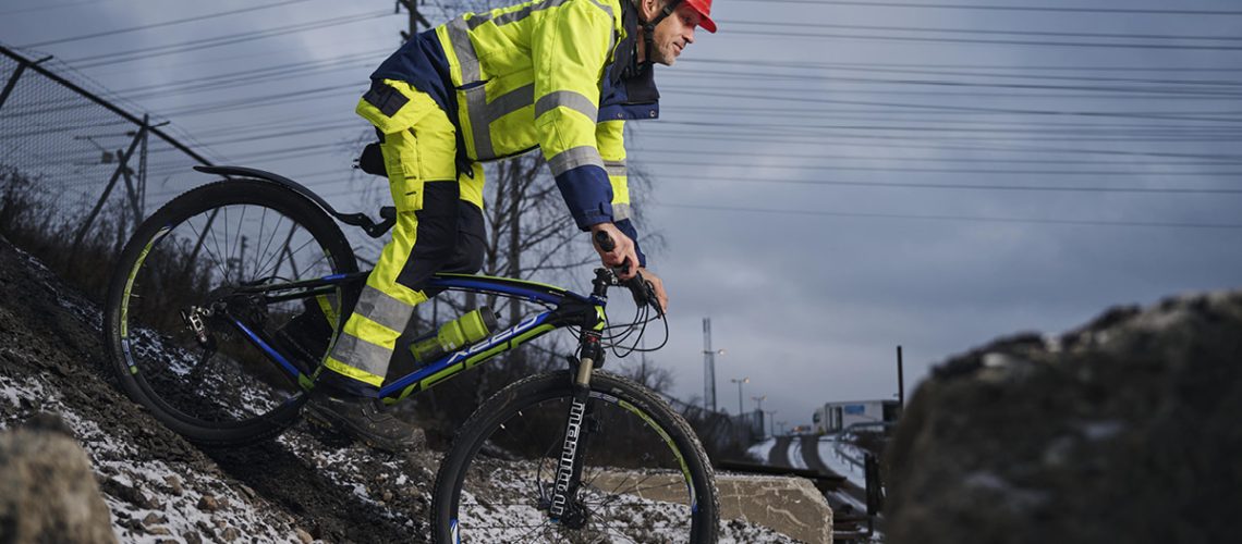 Bildet viser Jørn Johnsrud på sykkel