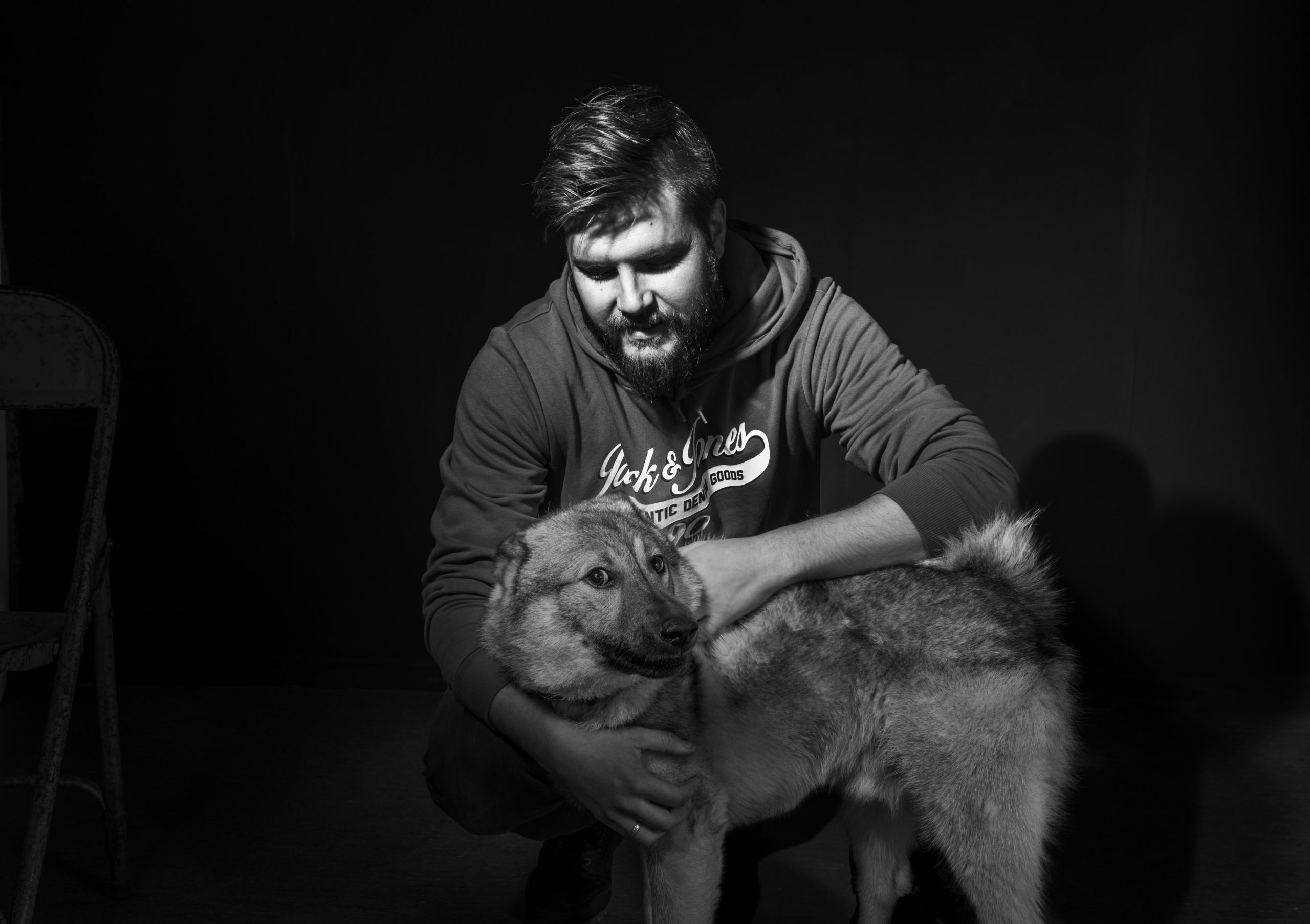 Bildet viser Tor Andre Thoner Ødegård med hunden sin
