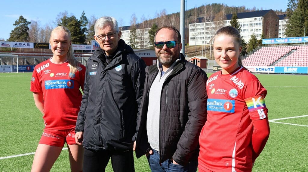 Etter kampen fikk Aasvangen og Veflen møte dagens målscorer Amalie Garsjø Brunes til venstre på bildet og kaptein Tale Buvarp.