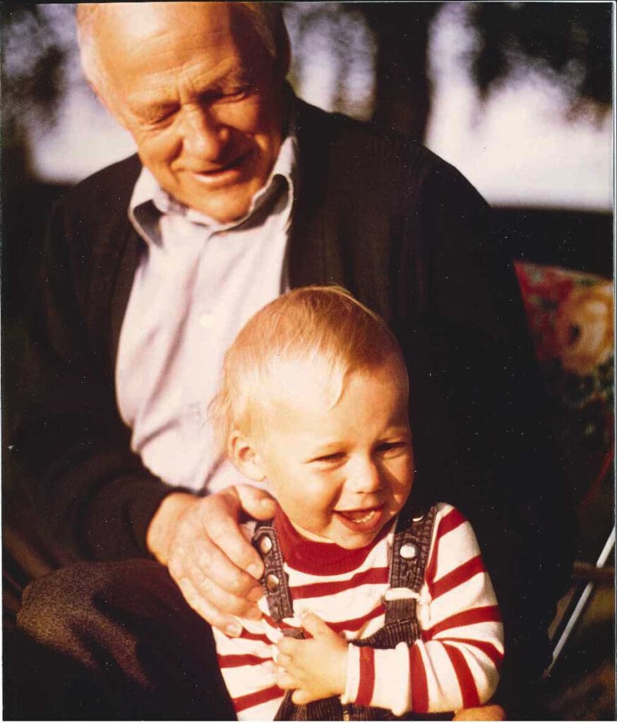 Bilde av Otto Veflen og barnebarnet Hans Otto Veflen