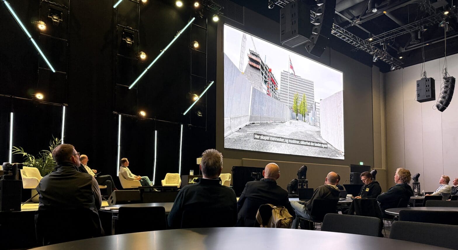 Avdelingsleder Kjetil Hansen presenterer Veflen Entreprenørs arbeid med Regjeringskvartalet under Anlegg Norge.