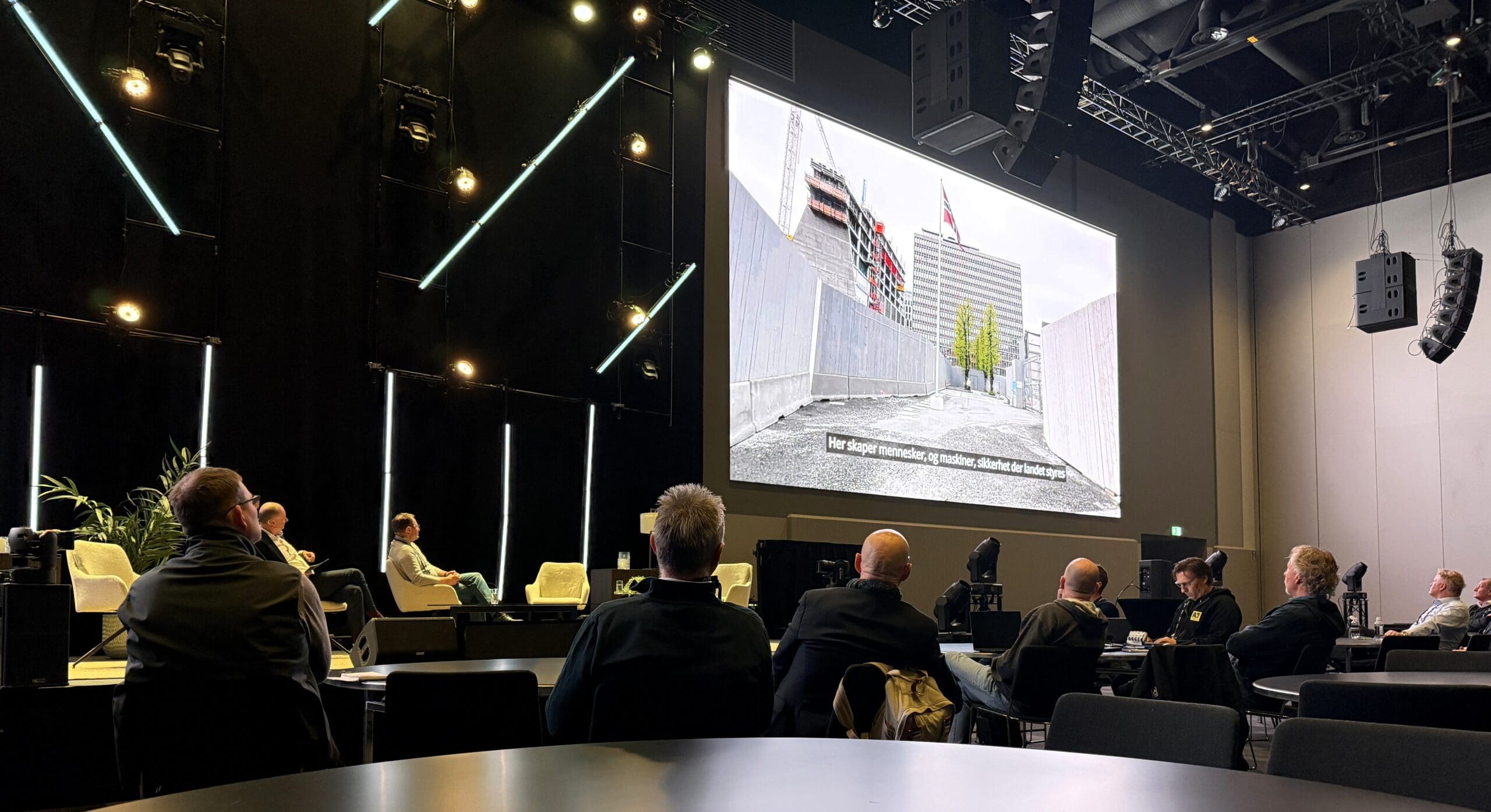 Avdelingsleder Kjetil Hansen presenterer Veflen Entreprenørs arbeid med Regjeringskvartalet under Anlegg Norge.