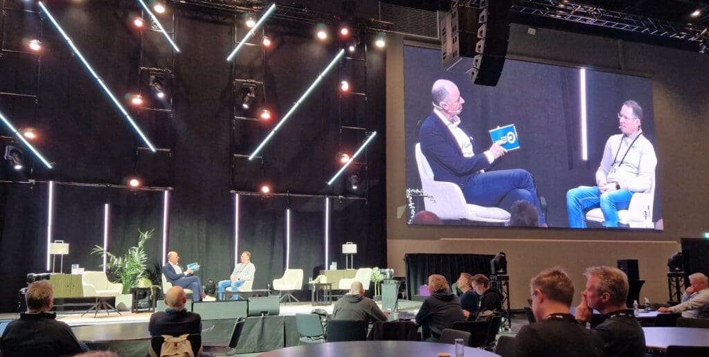 Kjetil Hansen i samtale på scenen under Anlegg Norge, der Veflen Entreprenørs arbeid med Regjeringskvartalet presenteres for bransjepublikum.