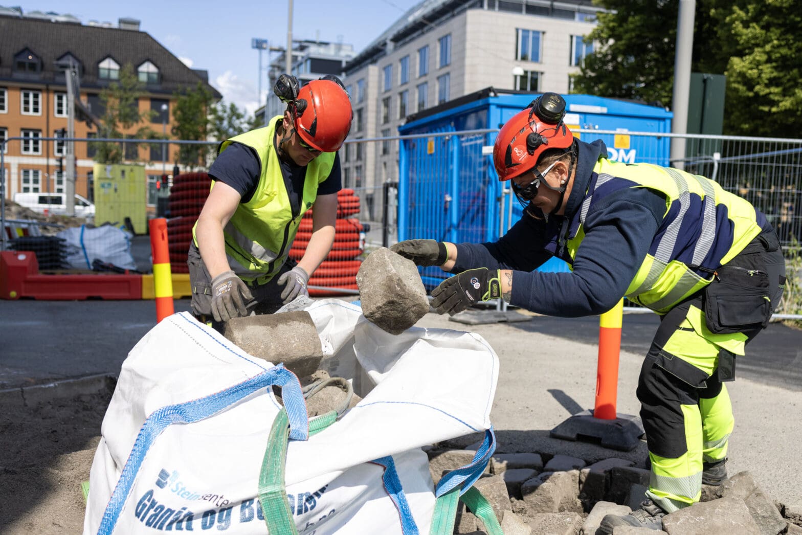 Anleggsarbeidere fra Veflen Entreprenør legger stein på anleggsområde