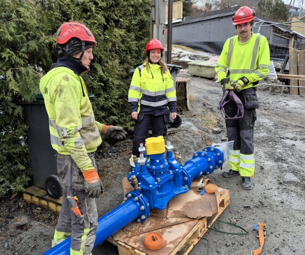 Ansatte hos Veflen jobber med vannrør og gjennomgår arbeid på anleggsplass med fokus på sikkerhet