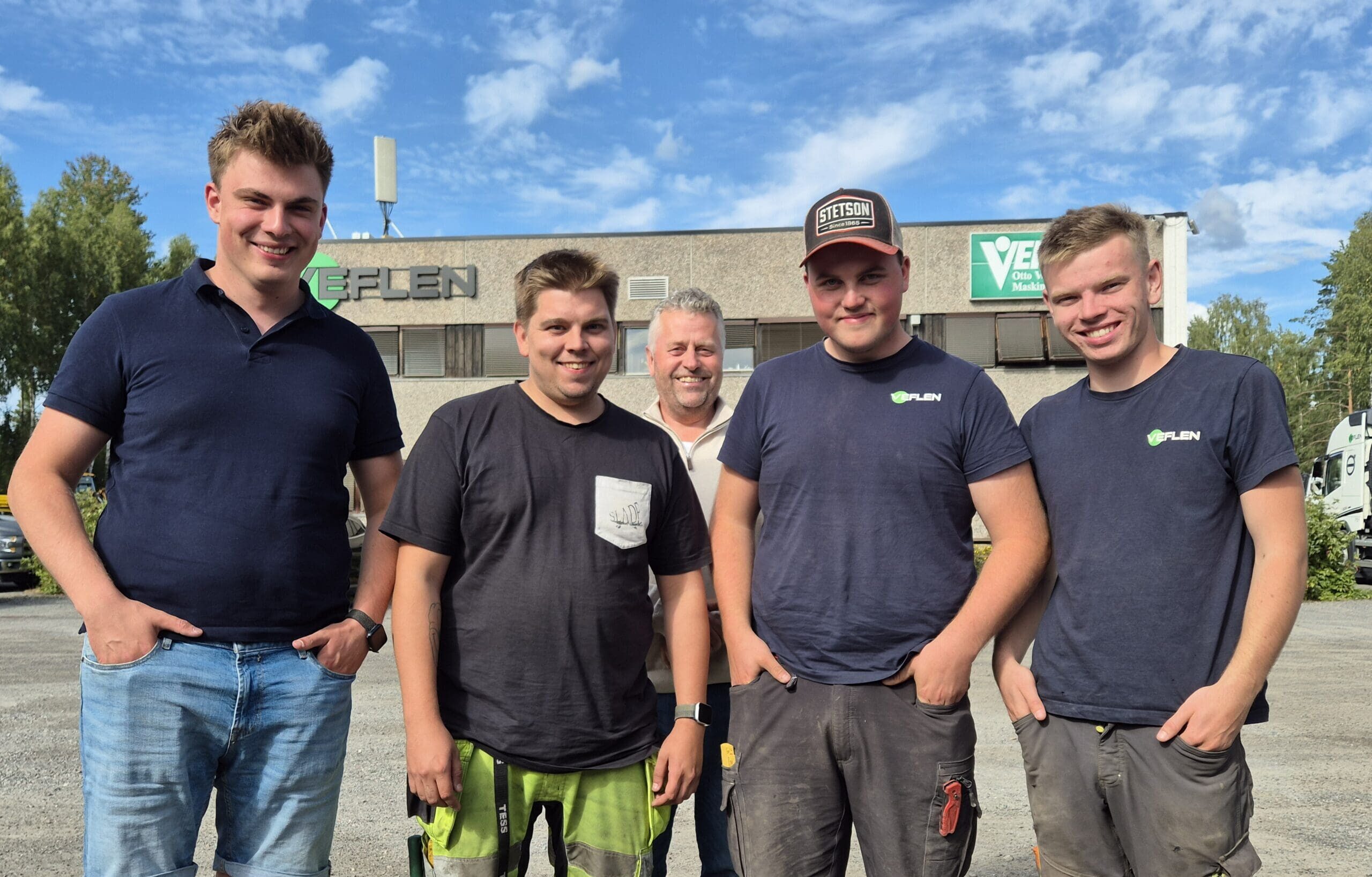 Fire av Veflens nye fagarbeidere sammen med ressursansvarlig Erik Haugen på Slomarka.