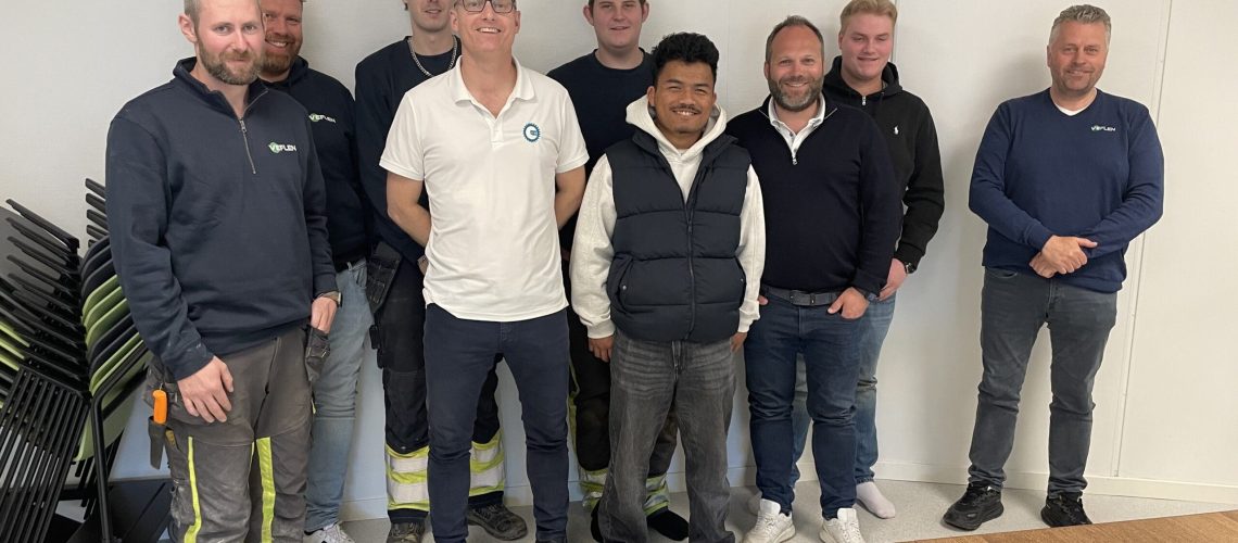 Veflen – Lærlingesaken_some_1 Fire nye lærlinger sammen med faglige ledere og representanter fra Veflen Entreprenør og OKAB, samlet til introduksjon før lærlingestart juni 2025.