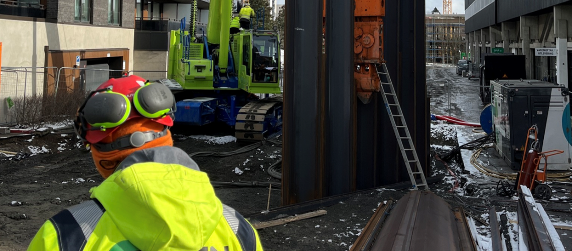 Bilde av VEflen-medarbeider og kmobilran på Økern.