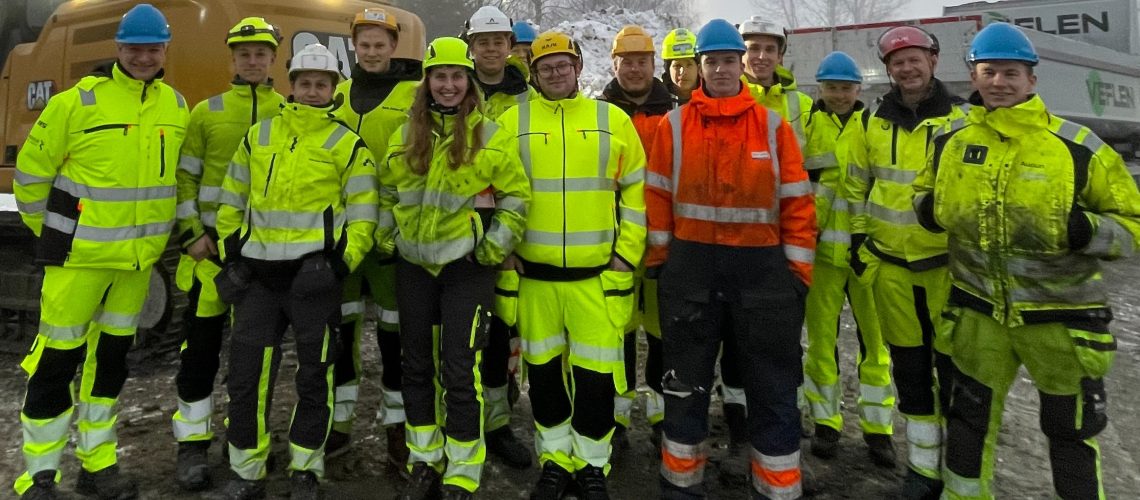 Bilde av unge studenter på Gjøvik Fagskole på besøk hos Veflen